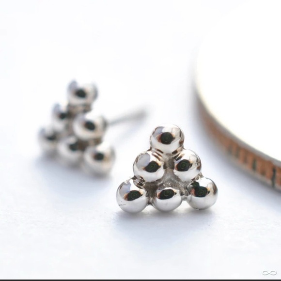 Bla 6 Bead Triangle in White Gold - Picture 1 of 2